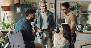 Personas, feliz o tableta en la oficina para el desarrollo del Web, lluvia de ideas o reuniones casuales. Equipo de ingeniero de software, tecnología o risa en agencia para historia divertida, broma interna o humor de carrera con comunicación