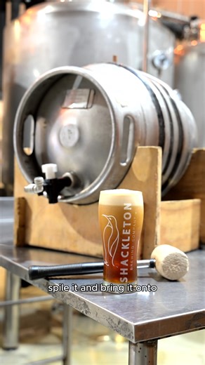 Cask Thursdays at Shackleton 🍻 Every Thursday, we put on a cask, freshly filled and conditioned. This week? Our Red Ale is a smooth, traditional English-style pint that’s all about malt complexity, drinkability and a refreshing light finish! It’s racked straight from the tank into a cask, where it undergoes secondary fermentation. Then we spile, tap, and serve it the proper way, through the English handpull tap. The result? A naturally carbonated beer with a gentle cascade, soft bubbles, and a