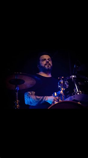 Vous connaissez déjà notre trio, mais connaissez-vous vraiment les musiciens qui composent Cap Jazz Band ? Découvrez-nous au fil des jours. Aujourd'hui, Antoine Bouchet, notre batteur, dit "le métronome" pour sa capacité à assurer le bon tempo, toujours dans la bonne dynamique ! 🥁 Batteur émérite, et prof de batterie dynamique et apprécié dans les environs de Saintes 🎵 Influences musicales : Art Blakey & The Jazz Messengers, Elvin Jones et Steve Gadd. #batteur #coursdebatterie #jazzdrums #jazz