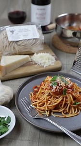 When life gets hectic, it’s nearly im-pasta-ble to beat the simplicity of a pasta dinner.  Like this classic pairing of our housemade Rustic Marinara with fresh, handmade spaghetti from Phoenix Pastificio. Buon appetito! 燎 | Bi-Rite Market | Facebook