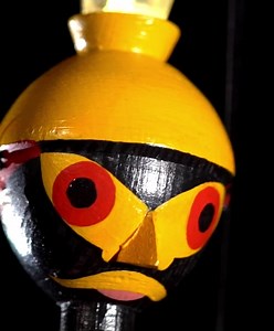 Die Ausstellung SOPHIE TAEUBER-ARP ist noch bis zum 20. Juni zu sehen. Als Kunsthandwerkerin hat Taeuber-Arp gelernt, mit Holz zu arbeiten. Sie entwirft gedrechselte Gefässe und eine Reihe von abstrahierten Köpfen. Mit dem sogenannten Dada-Kopf lässt sie sich fotografieren. Für das Stück «König Hirsch», das 1918 am Schweizer Marionettentheater in Zürich gezeigt wird, entsteht ein ganzes Ensemble von Holzfiguren mit beweglichen Gliedern. Die geometrischen Formen der Marionetten und Requisi