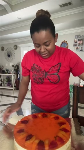 Desmoldando una rica gelatina de frutas.#gelatinacremosa ina