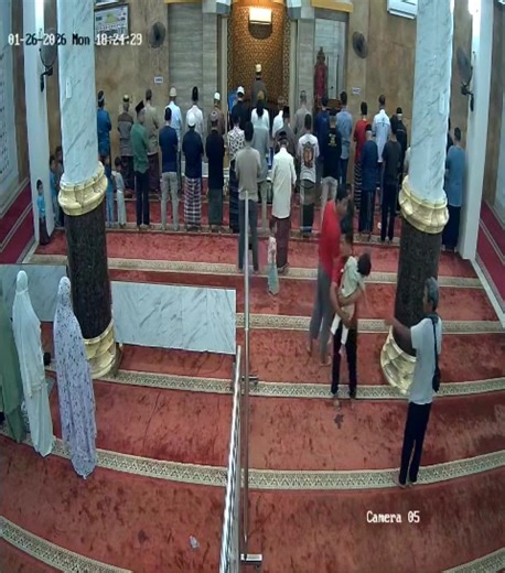 Bergurau ketika solat, penghadang jatuh hempap budak hingga longlai Oleh KOSMO! 3 Februari 2026, 6:46 pm PETALING JAYA – Tular sebuah video di media sosial memaparkan kejadian malang menimpa seorang kanak-kanak yang dihempap penghadang jemaah di sebuah masjid. Menerusi video tular asal yang dimuat naik oleh Mhd Sofyan Nasution di Facebook, kejadian tersebut berlaku pada 26 Januari lalu itu kira-kira pukul 6.22 petang. Dalam rakaman televisyen litar tertutup masjid berkenaan, pada mulanya kelihat