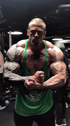 Alex Rem on Instagram: "C’est la CONDITION qui te fait basculer de simple dopé du dimanche à athlète sérieux… Hélas, beaucoup restent bloqués à la première étape. Le bodybuilding est l’art de l’illusion. Un type écorché à 70kg sera bien plus impressionnant qu’un perma bulker de 90kg avec des nichons. C’est le vrai tissu contractile sur de l’os qui impressionnera, pas ton poids. N’oublies pas ça la prochaine fois que tu fais une sèche et que tu veux abandonner parce que tu te sens « plat ». #mond
