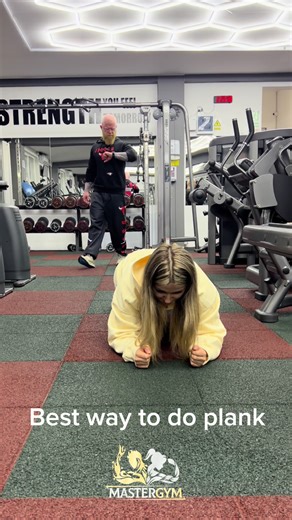 🔥 How to do plank – the BEST way! 🔥 Sau… cum să nu tremuri ca gelatina după 30 de secunde 😅 La Master Gym nu doar că învățăm să facem plank corect 💪 Dar mai și râdem între serii 🤣 ✔️ Postură corectă ✔️ Abdomen încordat ✔️ Spate drept ✔️ Fără „pod suspendat” sau „vale adâncă” 😜 La noi antrenamentele sunt serioase… dar atmosfera e de familie ❤️ Te antrenezi eficient, te simți ca acasă și pleci cu zâmbetul pe buze! 💥 Hai și tu să înveți plank-ul corect și să faci parte din gașca Master Gym! 