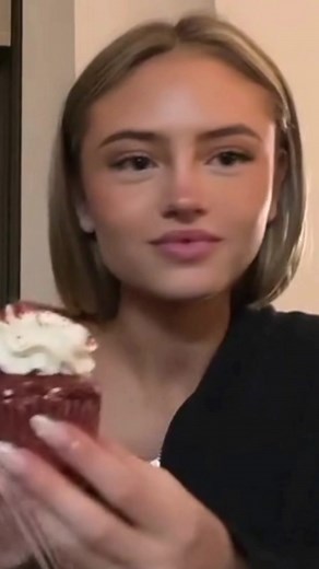 she's so proud of her muffin haha it's soo cute @leni #leniklum #foryou #fyyy #fy #viral #fyp #foryoupage #fanpage