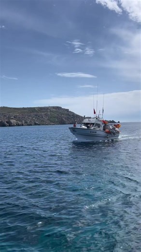 🐟✨ Super Runner 1 is back at it! ✨🐟 Presenting our first catch of the season stunning, fresh swordfish straight from the sea to you! 🌊⚓ There’s nothing like the quality, taste, and freshness of fish caught with care and passion 💙 🔖 And here’s something new: From now on, you can find our fish tagged with our official logo and our buyers logo and a unique serial number guaranteeing authenticity, traceability, and top quality every time ✅ Stay tuned… this is just the beginning of an amazing se