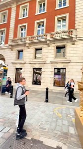 The lady didn’t appear very impressed.#livingstatue #levitating #floating #works