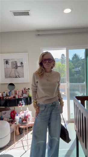 Caroline Baudino on Instagram: "Sweatpants that look like jeans? Say less 🫡 to shop my outfit comment JEANS and I'll send this full comfy + cute look to your DMs Sweater @jennikayne Bag 🕶️ & flats @amazonfashion Jeans @ragandbone 💌 Including some look for less styles for the sweaters and pants"