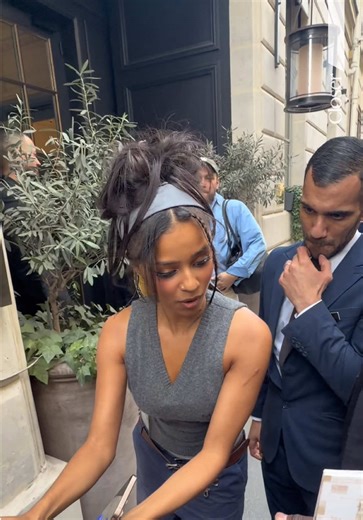 ✨💖 Tyla prend le temps avec ses fans après le défilé Miu Miu Après avoir assisté au défilé Miu Miu pendant la Fashion Week à Paris, Tyla a pris le temps de saluer ses fans, signer des autographes et poser pour quelques photos à la sortie du show. Souriante et très disponible, la chanteuse sud-africaine a partagé un moment chaleureux avec son public, pour le plus grand bonheur des fans présents. 🔥 Une star proche de son public ! 👇 Vous auriez demandé une photo avec Tyla ? 📸 #Closer #Bestimage
