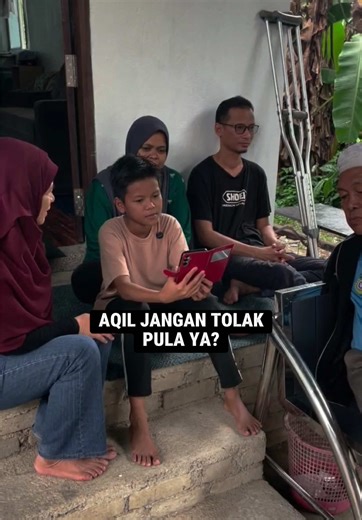 JANGAN TOLAK TAWARAN MRSM KERANA KEMISKINAN “Doktor, ada satu kes yang Kak Lah terima, seorang pelajar yang dapat tawaran MRSM Jeli tapi sebab masalah kewangan takut nak terima tawaran tu!” Pagi kelmarin saya terima mesej daripada 'Kak Lah dari NGO 3rd Force' mengenai seorang pelajar pintar dari Kg. Bunut Susu, Pasir Mas, adik Aqil Amsyar, yang ditawarkan ke MRSM Jeli. Namun kerana memikirkan kos persiapan dan perbelanjaan awal yang perlu dikeluarkan, keluarganya berkira-kira untuk menolak tawar