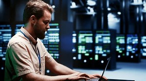 「システム管理者がノートパソコンにスーパーコンピュータハブ障害復旧計画を入力すると、サービスの迅速な復旧が可能になり、障害を最小限に抑え、通常の運用の中断を最小限に抑えることができます。」の動画素材（ロイヤリティフリー）1106252653 | Shutterstock