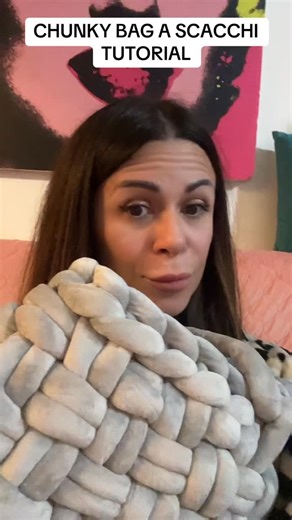 CHUNKY BAG A SCACCHI TUTORIAL👜✨ Occorrente: 500gr di filato marshmellow Un libro o una base rigida Provaci e fammi vedere le foto nei commenti 👇🏻👇🏻 #chunkybag #bag #chunky #borsa #vanissebags | Vanissé bags