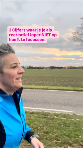 🔺VO2 max: Moet je er iets mee? In het kort: VO2 max geeft een indicatie van je conditie (hoeveel zuurstof je lichaam op kan nemen bij inspanningen) en zal verbeteren naarmate je beter traint. Maar… het is niet iets waar je je op hoeft te focussen. 🤷🏻‍♀️ Het helpt je trainingen niet echt vooruit en de meting op je smartwatch is waarschijnlijk niet eens zo nauwkeurig. En verder zegt het niet zoveel. Kortom: leuk om te weten, maar niet iets om je druk over te maken! 🔺Trainingsintensiteit meten?