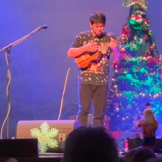 🎶 Experience the Magic of the Holidays with Jake Shimabukuro! 🎄 Check out this video from the "Holdays In Hawai’i" tour as Jake Shimabukuro performs his stunning rendition of "Little Drummer Boy" on the ukulele! This holiday classic, infused with Jake's signature style, promises to create a magical atmosphere that will warm your heart and uplift your spirit. Don’t miss out on this unforgettable holiday experience! ✨ Get more information and see the full tour schedule: https://jakeshimabukuro.c