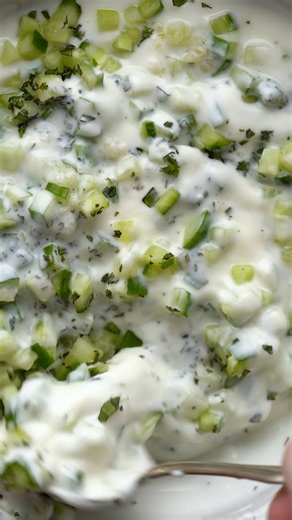 🥒 Khyar bi laban, crunchy, creamy & refreshing cucumber yogurt sauce #recipeshorts #asmrfood
