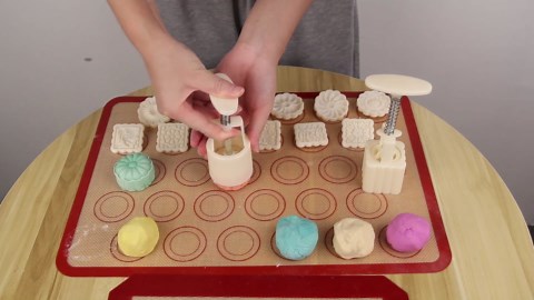 Luxiv Moon Cake Mould 50g, 12 PCS Pattern Hand-Pressure Mooncake Molds for Mid-Autumn DIY Pastry Tool 2 Set with 6pcs Round Flower Mooncake Mode and 6 Pcs Square Pattern Mooncake Mould (White, 50g)