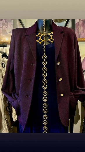 Ça sent l’hiver ❄️ et la magie d’avant Noël 🩵 📌Manteau Rudsak noir taille M 📌Manteau 3/4 rouge en peluche taille M Et sa robe léopard MarcCain taille M 📌 Blazer aubergine et ceinture dorée St.John taille M 📌 Chandail et foulard 3 couleurs St.john taille S | Lili Urbain•Friperie De Luxe