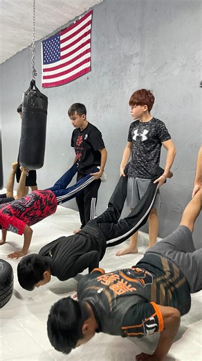 TEAM PANTHERS ACADEMY 🐾 on Instagram: "Cuando usas los descansos para chismear 👀😅 #mmarisa #mma #mmamemes #mmamexicano #chismes"