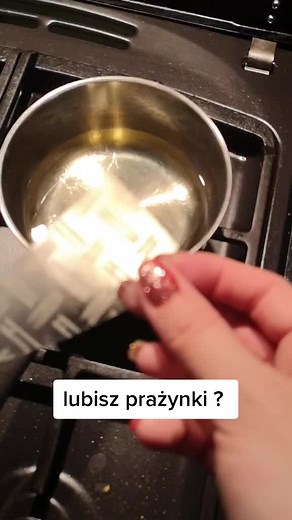 Uwaga magia ! prażynki z papieru ryżowego ❤ #kuchnia #food #kitchenhack #hack #prazynki #homemade #smak #taste #ideluna #viral