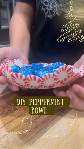 DIY Peppermint Bowl ✨ Holiday Treat & Gift Idea✨ The holidays are coming, and what better way to get ready than with a festive DIY peppermint bowl? 🎄✨This easy recipe is perfect for making gifts for friends and family, or simply for enjoying yourself. 🍬 Ingredients: 19 peppermint candies 🍬 Instructions: 1️⃣Preheat oven to 300°F (150°C). Line a baking sheet with a silicone mat or parchment and coat with vegetable oil 🥣. 2️⃣Set 1 candy in the center of the pan. Place 6 candies around it (touch
