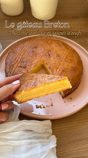 Margot Schoendorff ♡ on Instagram: "Le gâteau Breton Une idée de gâteau à faire quand on se retrouve avec des jaunes d’oeufs 😊 Les ingrédients ◾️220 g de beurre demi-sel ◾️220 g de sucre ◾️5 jaunes d’oeufs ◾️280 g de farine ◾️1 œuf + du lait pour la dorure La préparation: Mélanger le sucre et le beurre pommade du bout des doigts (ou au robot) Ajouter les jaunes et mélanger Ajouter la farine en deux fois et former une boule Répartir la pâte dans le cercle beurré et placer au frais pendant 4 heur