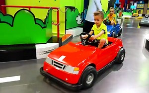 弗拉德（Vlad）和尼基（Niki）在学习中心玩耍