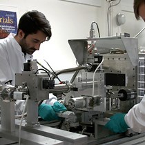 비디오: 실험실 X선 기기를 사용한 유기 태양 전지의 Roll-To-Roll 코팅에 대한 현장 그레이징 입사 사고 소각 X선 산란