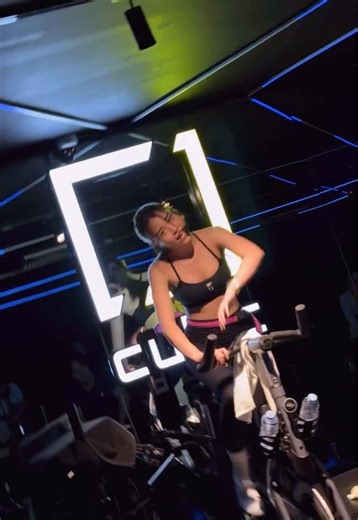 A glimpse of my coach Jamie mode🚴🏻‍♀️❤️‍🔥 #cubicsocialclub #thecubicfitness #spinning #coach