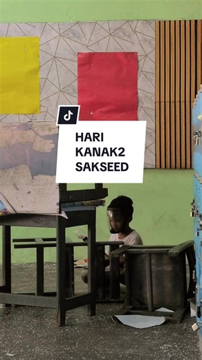 Separuh sabtu di sekolah Luth. Banyak sangat aktiviti tapi masa terlalu terhad. Ok la dapat juga Luth Hawa pilih aktiviti yang mereka suka. Hawa punya review utk inflatable playground: “Hawa tak suka! Abang kakak main kasar. Luth tak jaga Hawa pun” Makanya selepas itu, ibu bawa Hawa. Bapak bawa Luth. Hawa semestinya pilih yang gurlsss punya aktiviti. Face painting, photobooth. Hahaha Hawa Hawa. Luth pula pilih main tembak tembak dan masuk petting zoo. Ibu actually nak la salah sorang buat abseil