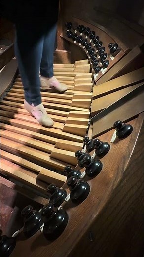 Thunderstruck on pipe organ pedals
