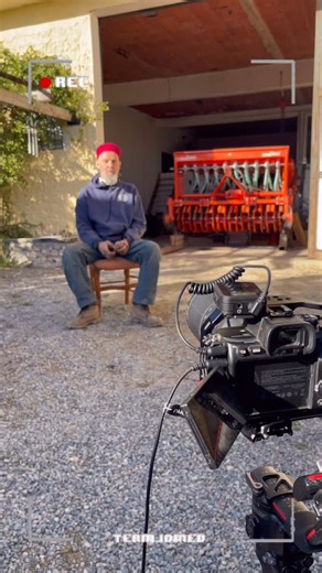 Growth happens when you show up. 🌱 We loved capturing the spirit of this project—the connection to the land and the sharing of knowledge. Our passion is amplifying your vision through our lens. Ready to tell your story? This is the art of storytelling. This is the Alpha Motion touch. @lesamisdecaptetunisie @alpha_motion.agency #behindthescenes #Vlog #dailylife #farmingdaily #tunisia by #livingmydream #FarmLife #agriculture #naturelover #Inspiration #CinematicVideo #slowliving #dreambig #motivat