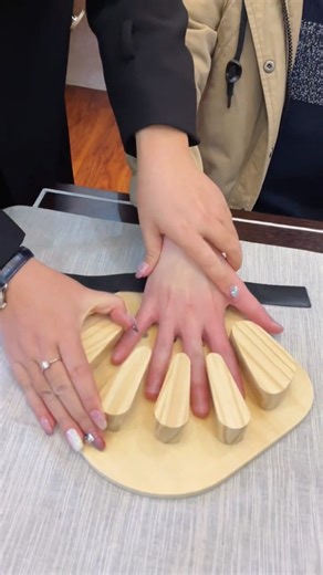 Comment “FINGER” and we’ll DM you the link 🔗 When your fingers refuse to move the way you want… this little board does the magic your hands have been waiting for. It gently separates, strengthens, and re-trains your fingers—perfect for stiffness, weak grip, rehab, or post-injury recovery. Small tool, big transformation for daily hand function ✨ #handmobility #fingerrehab #handstrengthening #recoverytool #explore | Smart Home Gadgets