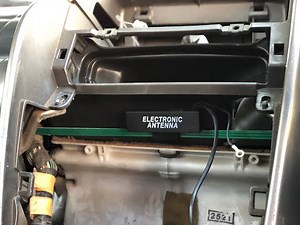 How to install an electronic car radio antenna