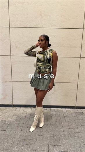 Stylish Black Pleated Skirt Outfit Ideas for Women