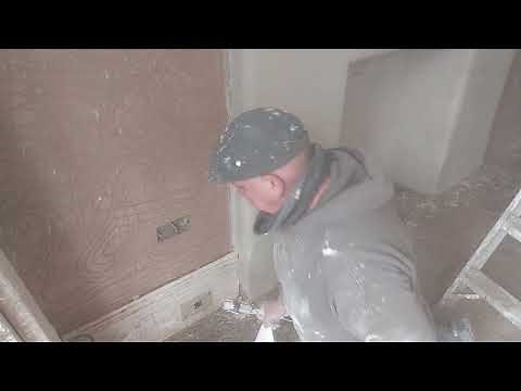 Watch how lime putty finishing plaster is applied