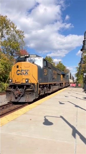 M407-19 with SD70AC MAC #4704 leading with some horn show