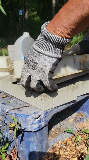 release plastic concrete form easily