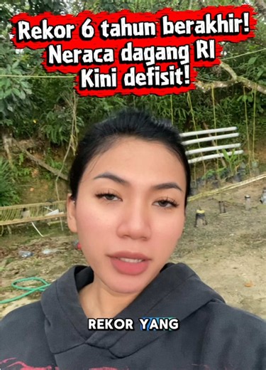 🚨 REKOR 6 TAHUN BERAKHIR! Setelah mencatat surplus perdagangan selama 72 bulan atau 6 tahun berturut-turut, Indonesia akhirnya mengalami defisit neraca dagang. Badan Pusat Statistik (BPS) mencatat neraca perdagangan Indonesia pada Juni 2026 defisit sebesar US$ 1,61 miliar. Ini menjadi pertama kalinya Indonesia kembali mencatat defisit sejak tren surplus dimulai pada Mei 2020. Defisit terjadi ketika nilai impor lebih besar dibandingkan nilai ekspor dalam periode yang sama. Apakah ini hanya penur
