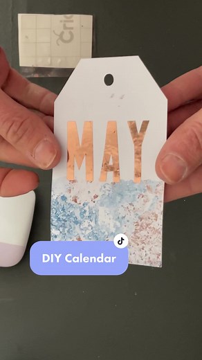 Die video doen wragies nie die fraai kalender justice nie. Hy is so cute in real life. #thediystudio #doenditjouself #diyinAfrikaans #diystudio #cricutmaker #cricutsa #cricutmade #yearcalendar #grannybsa #grannybschalkpaint #chalkpaint #diycalendar #nevergetsold