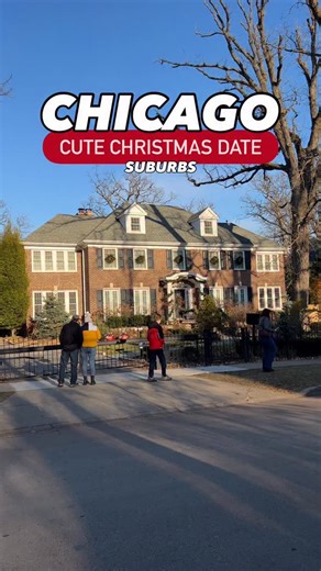 Did you know that you can see the famous Home Alone House just outside of Chicago?! 🎅🏻🏠 . The iconic McCallister’s residence from the classic Home Alone Film is located just around 30 minutes outside of Chicago in the suburb of Winnetka, IL! . Many scenes from the movie were filmed at the home including in the living room, foyer and grand staircase. . The house wasn’t big enough for all the interior shots though, so a crew also built a two-story home set inside the gym at New Trier Township H