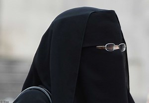 Burqa : Frédéric Lefebvre pour l’interdiction des prestations sociales - Elle