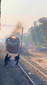 Dual Action of Allama Iqbal Express , Sahiwal 🚄 #PakistanRailway #fypシviralシ #railway #punjab #Sahiwal #Train #travel #amazing #AllamaIqbal | Spunky Express