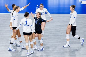 Kentucky volleyball overpowers Texas in straight sets