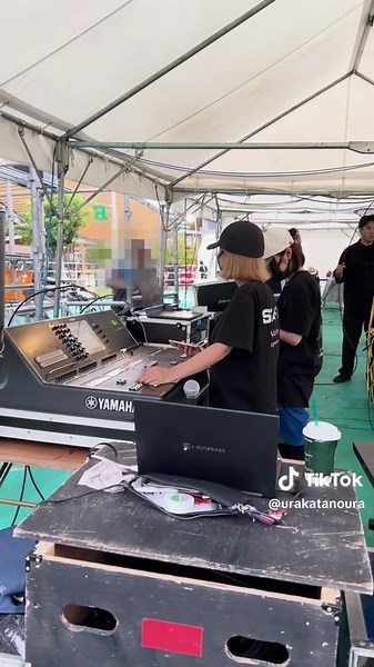 最後は〇〇チェックです🎤もうすぐ本番🎸 #野外 #野外フェス #つくりかた #音響 #チェック #裏側 #設置 #フェス #裏側密着 #イベント #舞台 #ステージ #天芝 #裏方の裏側 #音響舞台 #機材 #スピーカー #PA