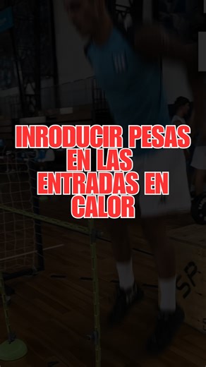 Lic.Facundo Cesarino on Instagram: "¿Por qué introducir pesas en la entrada en calor previa a una competencia? 🏋️‍♂️🔥 Me escucharon hablar muchas veces de este tema. También me criticaron… pero vale la pena entender por qué lo defiendo. 🔹 Activar no es solo subir la temperatura corporal Cuando hablamos de activación, no alcanza únicamente con “entrar en calor”. Buscamos preparar sistemas y tejidos específicos para rendir al máximo: 🧠 Movilidad → aumentar el ROM 🎯 Rolo, stick o pistolas de a