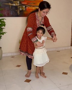 “Tell me and I forget . Teach me and I remember. Involve Me and I will Learn.” • Johanna learning her first namaskar ka tukda in Kathak. • Drop a 🙏 in your comments for Johanna. • #inclusivedanceclass #abilitynotdisability #rettsyndrome #autism #nrityanganas #vishakhasdance #kathak #kathakdance | Vishakha's : A Dance and Music Training Institute