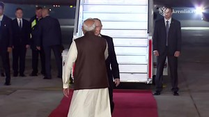 🛬 President of Russia Vladimir Putin arrived in India on a state visit and was greeted by Prime Minister of India Narendra Modi. 📍 New Delhi, December 4, 2025 #RussiaIndia #DruzhbaDosti 📹 © Kremlin.News | Russian Foreign Ministry - МИД России