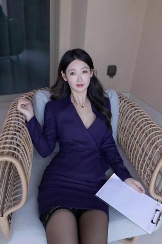 唐安琪「紫韵流光」秘书风写真发布唐安琪职场OL主题写真发布，深紫色收腰西装套裙搭配黑丝长袜与红底高跟鞋，干练中透着妩媚，优雅又极具女人味，全套写真共80P足量放#御姐风 #职业装 #职场女性 #性感穿搭 #唐安琪