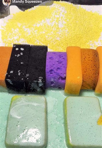 Gain laundry overload 💚✨@Mandy Squeezes 🫧🧼🧽 #spongesqueezing #cleantok #laundryoverload #asmr #laundrytok